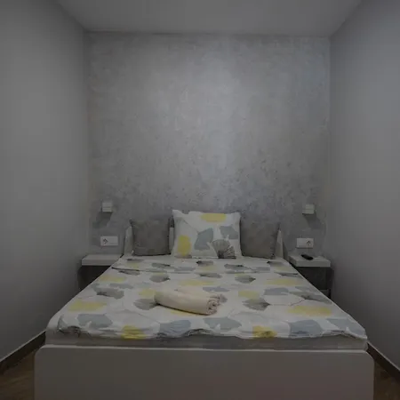 фолис Nyaraló *