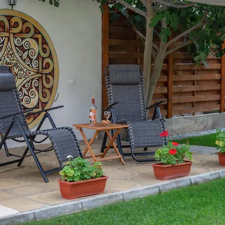 фолис Nyaraló *