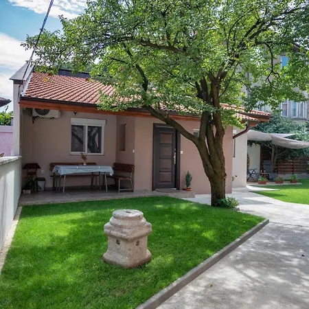 фолис Nyaraló *